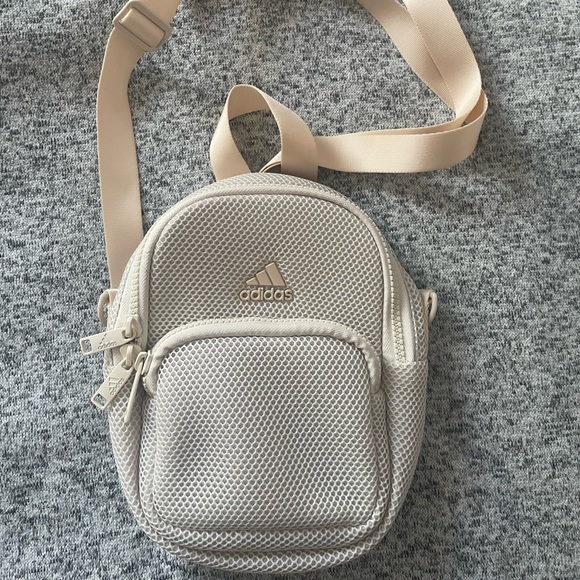 LIKE NEW ADIDAS AIRMESH CONVERTIBLE MINI BACKPACK AND CROSSBODY - Picture 3 of 7